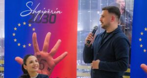 Balluku prezanton kandidatin Mariglen Hoxha: “Djalë Fieri, i gatshëm për tju gjendur pranë të gjithëve”