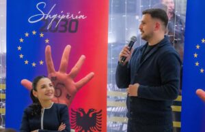 Balluku prezanton kandidatin Mariglen Hoxha: “Djalë Fieri, i gatshëm për tju gjendur pranë të gjithëve”