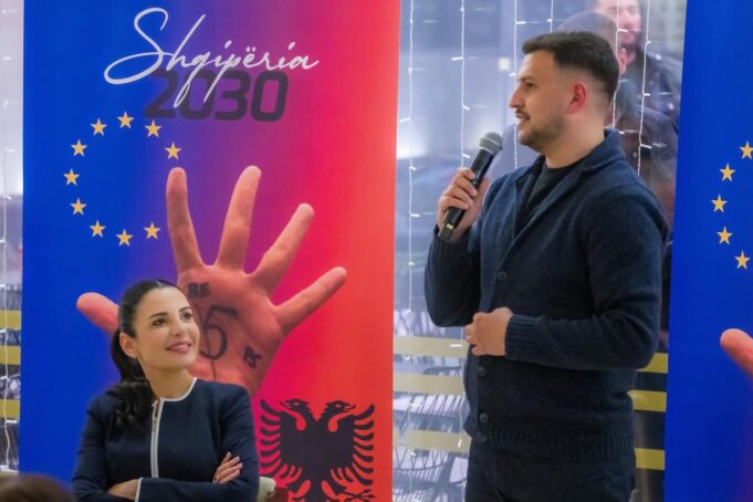 Balluku prezanton kandidatin Mariglen Hoxha: “Djalë Fieri, i gatshëm për tju gjendur pranë të gjithëve”