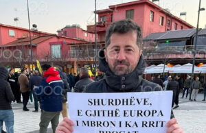 “Djalit i kanë çarë kafkën me gurë” – Nëna e Fabjol Hysit rrëfen tmerrin