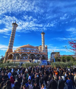 Besimtarët myslimanë në Fier kremtojnë Fiter Bajramin