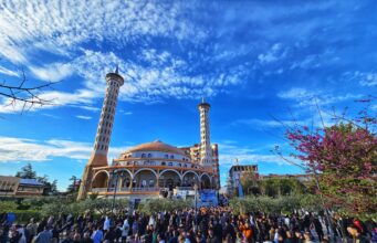 Besimtarët myslimanë në Fier kremtojnë Fiter Bajramin