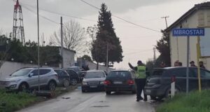 Aksident i frikshëm në Fier! Motori përplas nga mbrapa makinën, një i plagosur