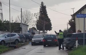 Aksident i frikshëm në Fier! Motori përplas nga mbrapa makinën, një i plagosur