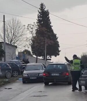 Aksident i frikshëm në Fier! Motori përplas nga mbrapa makinën, një i plagosur