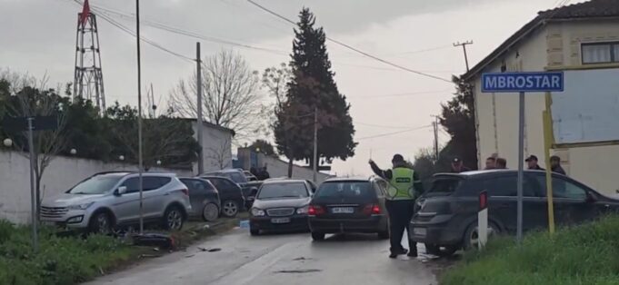 Aksident i frikshëm në Fier! Motori përplas nga mbrapa makinën, një i plagosur