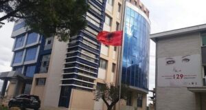 Fier, vodhën shuma parash në 3 dyqane, ndalohen 2 shtetas