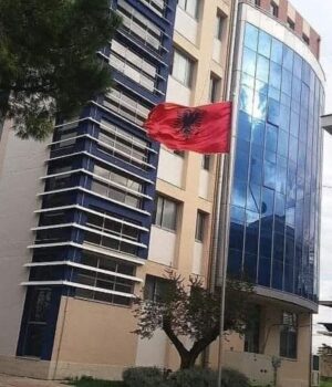 E rëndë në Fier, vrau babanë e saj dhe e kallëzoi si ngjarje aksidentale, arrestohet 26 vjeçarja