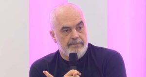 Rama në Fier me kandidatët e PS-së ironizon primaret e PD-së: Si papare! Lista e kënetës me qorra e shurdha