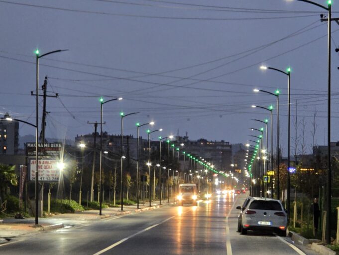 Hyrja e Fierit me një pamje të re – Rruga e “Çeligradit” përfundon rikonstruksionin (Foto)