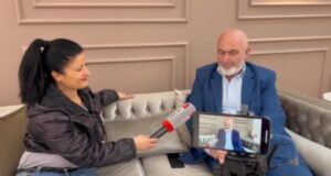 Avokati nga Fieri, Kastriot Dyrmishaj agjëron prej 25 vitesh: Vajzën e përjashtuan nga shkolla prej shamisë, sot vizitojmë Mekën familjarisht