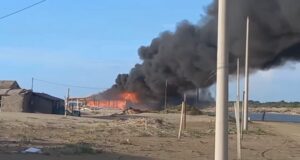 Lokali në Fier përfshihet nga flakët, ndërhyjnë dy mjete zjarrfikëse