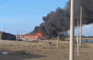 Lokali në Fier përfshihet nga flakët, ndërhyjnë dy mjete zjarrfikëse