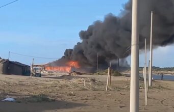 Lokali në Fier përfshihet nga flakët, ndërhyjnë dy mjete zjarrfikëse