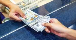 Forcohet dollari në këmbim me lekun, euro humb terren