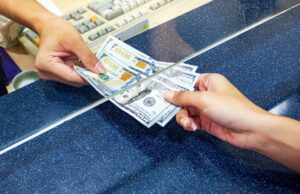 Forcohet dollari në këmbim me lekun, euro humb terren