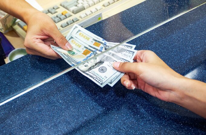 Forcohet dollari në këmbim me lekun, euro humb terren