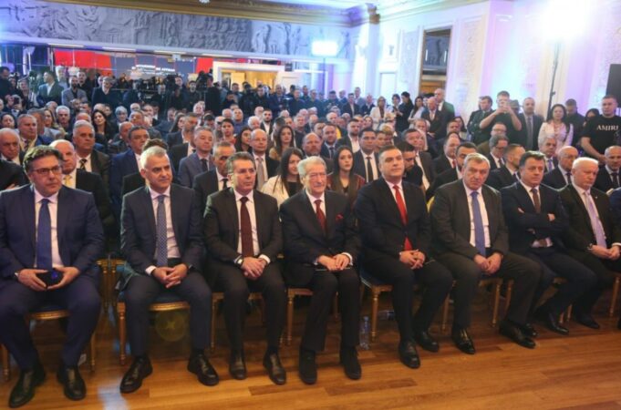Berisha paraqet koalicionin e 11 majit “Aleanca për Shqipërinë Madhështore”: Më i fuqishmi në 32 vite