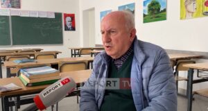 Shkëlqim Ruçaj, mësuesi fierak që nuk ‘njeh’ moshën e pensionit! Pas gjysmë shekulli në arsim, shkruan libra e konsulton nxënësit (Video)