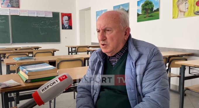 Shkëlqim Ruçaj, mësuesi fierak që nuk ‘njeh’ moshën e pensionit! Pas gjysmë shekulli në arsim, shkruan libra e konsulton nxënësit (Video)