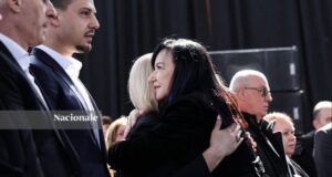 Linda Rama merr pjesë në homazhet për babain e Hashim Thaçit: Nuk ka mungesë më të madhe se sa prania në këtë ditë