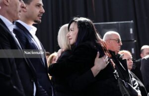 Linda Rama merr pjesë në homazhet për babain e Hashim Thaçit: Nuk ka mungesë më të madhe se sa prania në këtë ditë