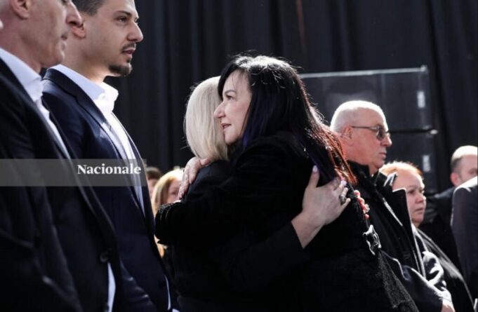 Linda Rama merr pjesë në homazhet për babain e Hashim Thaçit: Nuk ka mungesë më të madhe se sa prania në këtë ditë