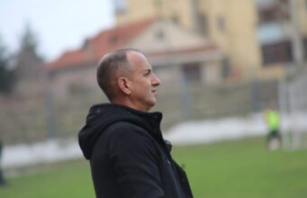 Bie “bomba” tek Apolonia, klubi largon trajnerin. Ja çfarë thotë Sedat Pajaziti