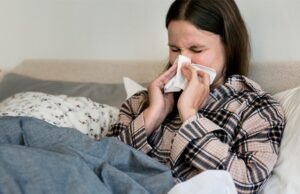 Arsyet pse alergjitë përkeqsohen gjatë mëngjesit – Si t’i trajtoni