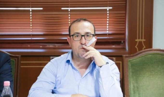 Korreshi: Lul Basha s’e fuste dorën në xhep, s’ka nxjerrë as 2 mijë lekë! Edhe byrekun ia paguan shoferi