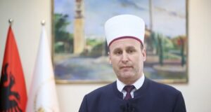 Spahiu uron besimtarët për Fitër Bajram, pas një muaj agjërimi falja në Sheshin “Skënderbej”