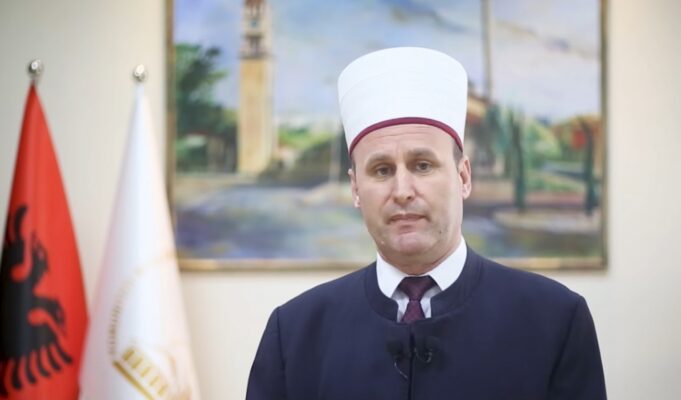 Spahiu uron besimtarët për Fitër Bajram, pas një muaj agjërimi falja në Sheshin “Skënderbej”