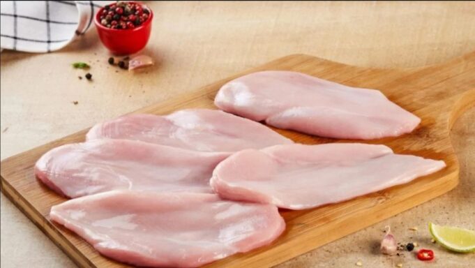 Tregtuan mish pule me salmonelë, në kërkim administratori. Procedohet i vëllai dhe 3 inspektorë të AKU