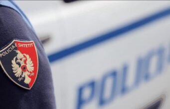 E rëndë/ Efektivi i policisë marrëdhënie intime me 16-vjeçaren! Shokët e të miturës i kërkojnë para për mospublikimin e videove! 7 të shoqëruar