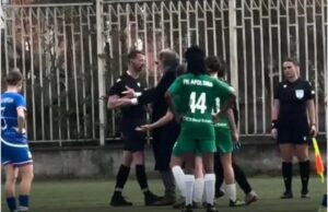 Futboll Femra/ Apolonia sfidon padrejtësitë dhe fiton ndaj Gramshit. Presidenti Kokëdhima futet në fushë kundër arbitrimit skandaloz