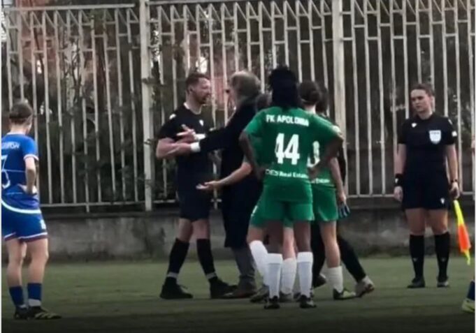 Futboll Femra/ Apolonia sfidon padrejtësitë dhe fiton ndaj Gramshit. Presidenti Kokëdhima futet në fushë kundër arbitrimit skandaloz