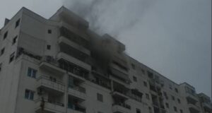 Panik në Astir! Zjarr brenda godinës së pallatit, tymi i dendur bllokon daljen e banorëve nga shtëpitë