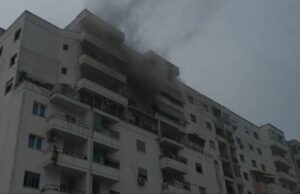 Panik në Astir! Zjarr brenda godinës së pallatit, tymi i dendur bllokon daljen e banorëve nga shtëpitë