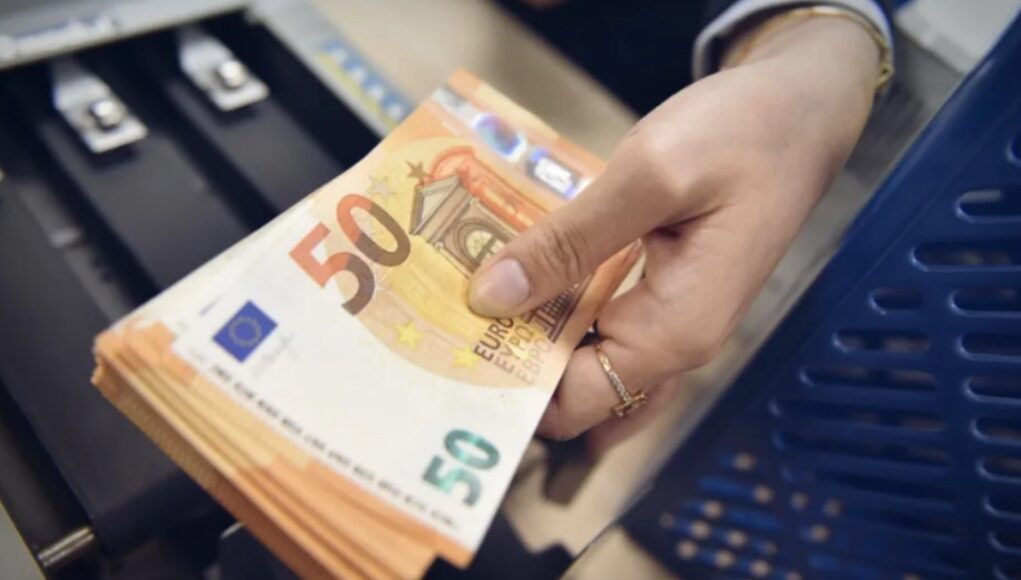 Këmbimi valutor 22 shtator/ Me sa blihen e shiten dollari dhe euro, çfarë ndodh me monedhat e tjera