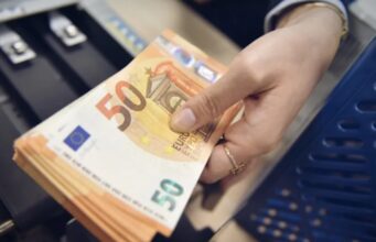 Këmbimi valutor 31 tetor/ Me sa blihen e shiten dollari dhe euro, çfarë ndodh me monedhat e tjera