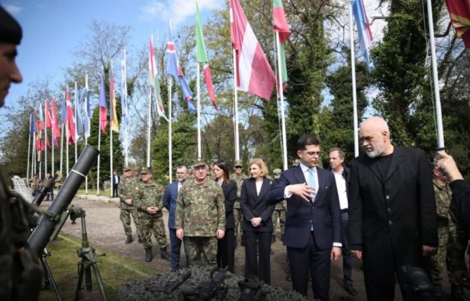 Rama – efektivëve beqarë: Martohuni që të përfitoni kredi