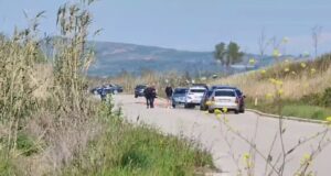 Plagosja me armë zjarri e gruas në Fier, shpallen në kërkim baba e bir! Ngrihen pika kontrolli për kapjen e tyre