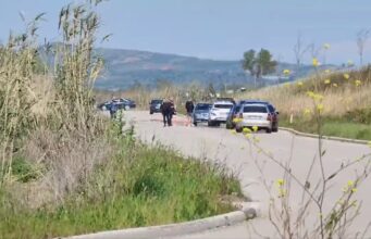 Plagosja me armë zjarri e gruas në Fier, shpallen në kërkim baba e bir! Ngrihen pika kontrolli për kapjen e tyre