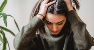 Dëmet që shkakton migrena në trup – Përveç dhimbjes së kokës