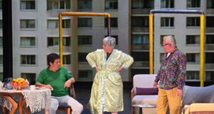 Publiku fierak mirëpret komedinë “Pleqëri me kusure