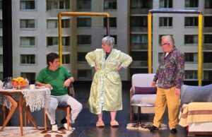 Publiku fierak mirëpret komedinë “Pleqëri me kusure