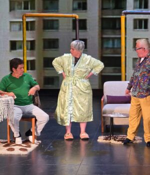 Publiku fierak mirëpret komedinë “Pleqëri me kusure