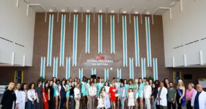 “Miss Globe” 2025 ndalet në Fier: Një vizitë e veçantë në Spitalin Memorial