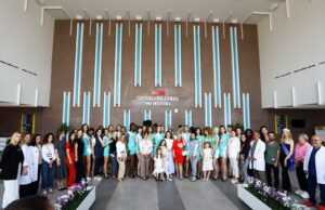 “Miss Globe” 2025 ndalet në Fier: Një vizitë e veçantë në Spitalin Memorial