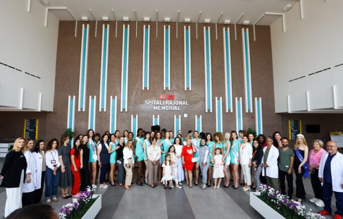 “Miss Globe” 2025 ndalet në Fier: Një vizitë e veçantë në Spitalin Memorial